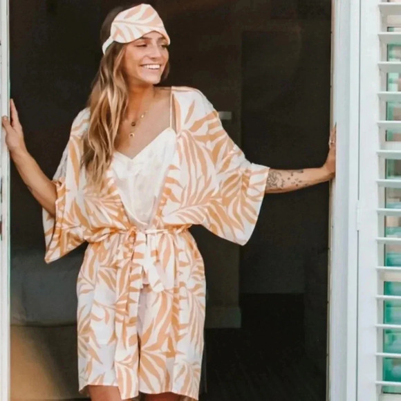 Maison Du Soir | Magnolia Luxe Robe - Picture 2 of 6